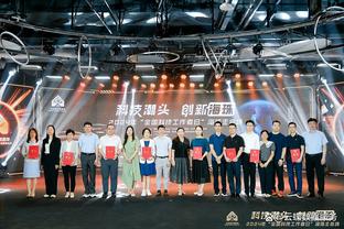 施罗德成为第2位在FIBA中单场得到30+的德国球员 第一位是司机