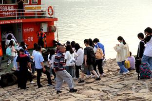 超级杯官方训练前，海港队、申花队主教练一起与冠军奖杯合影